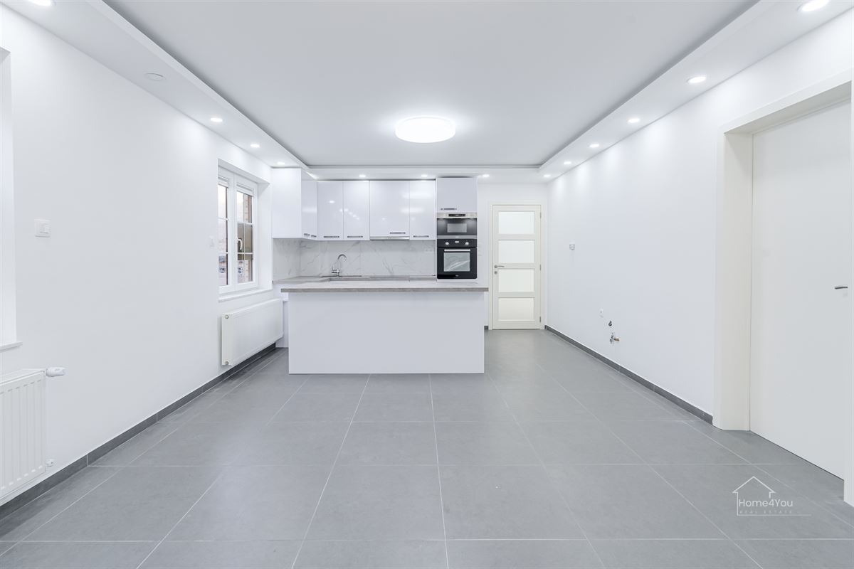 Volledig vernieuwd GLV appartement, terras en 2 slaapkamers 