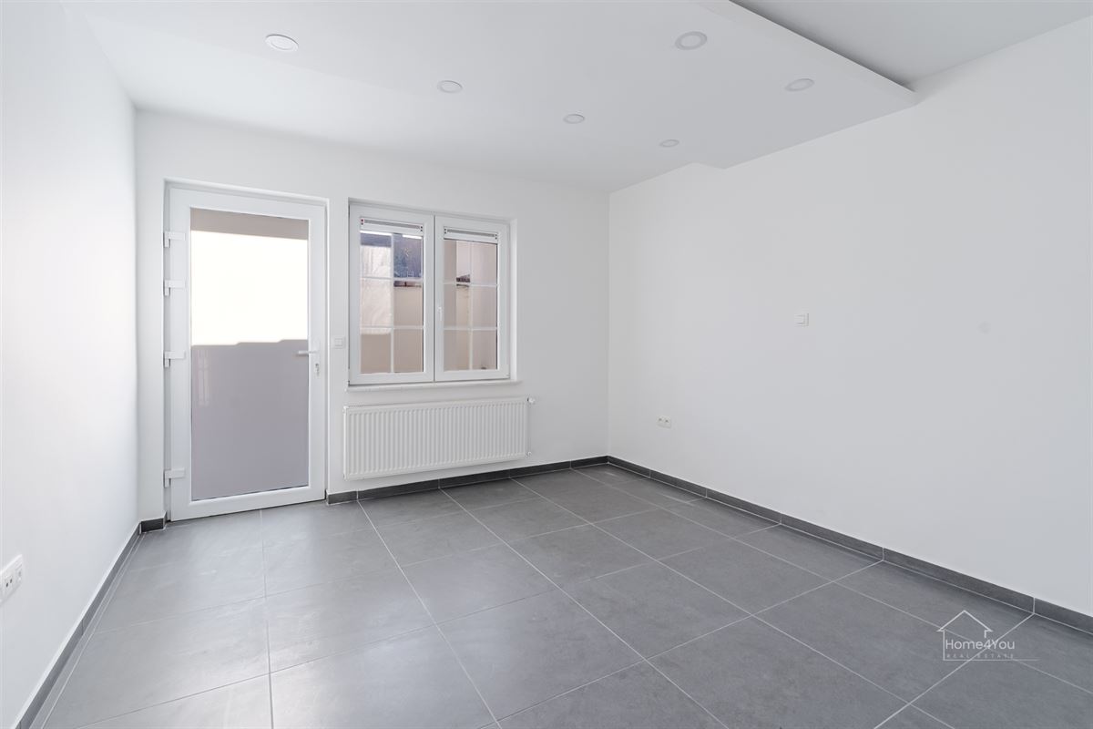 Volledig vernieuwd GLV appartement, terras en 2 slaapkamers 