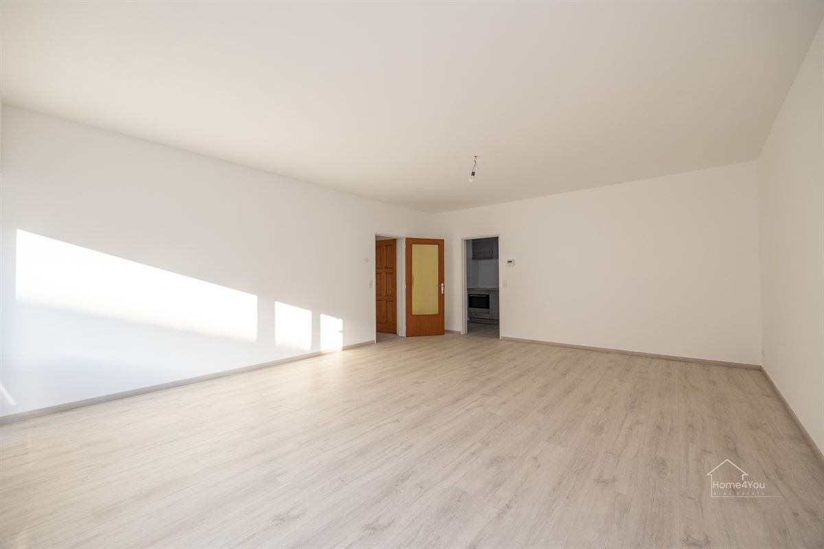 Vernieuwd en zonnig 2 slaapkamer appartement