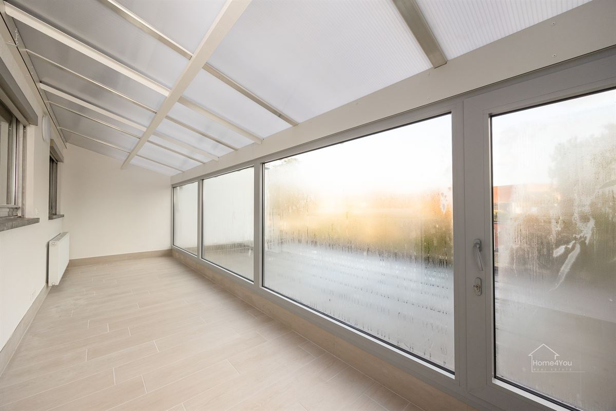 Vernieuwd en zonnig 2 slaapkamer appartement