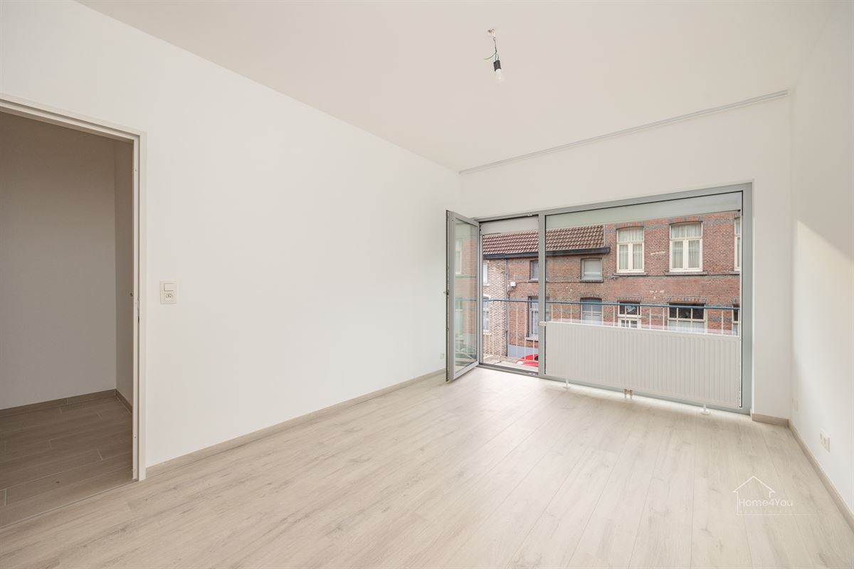 Vernieuwd en zonnig 2 slaapkamer appartement