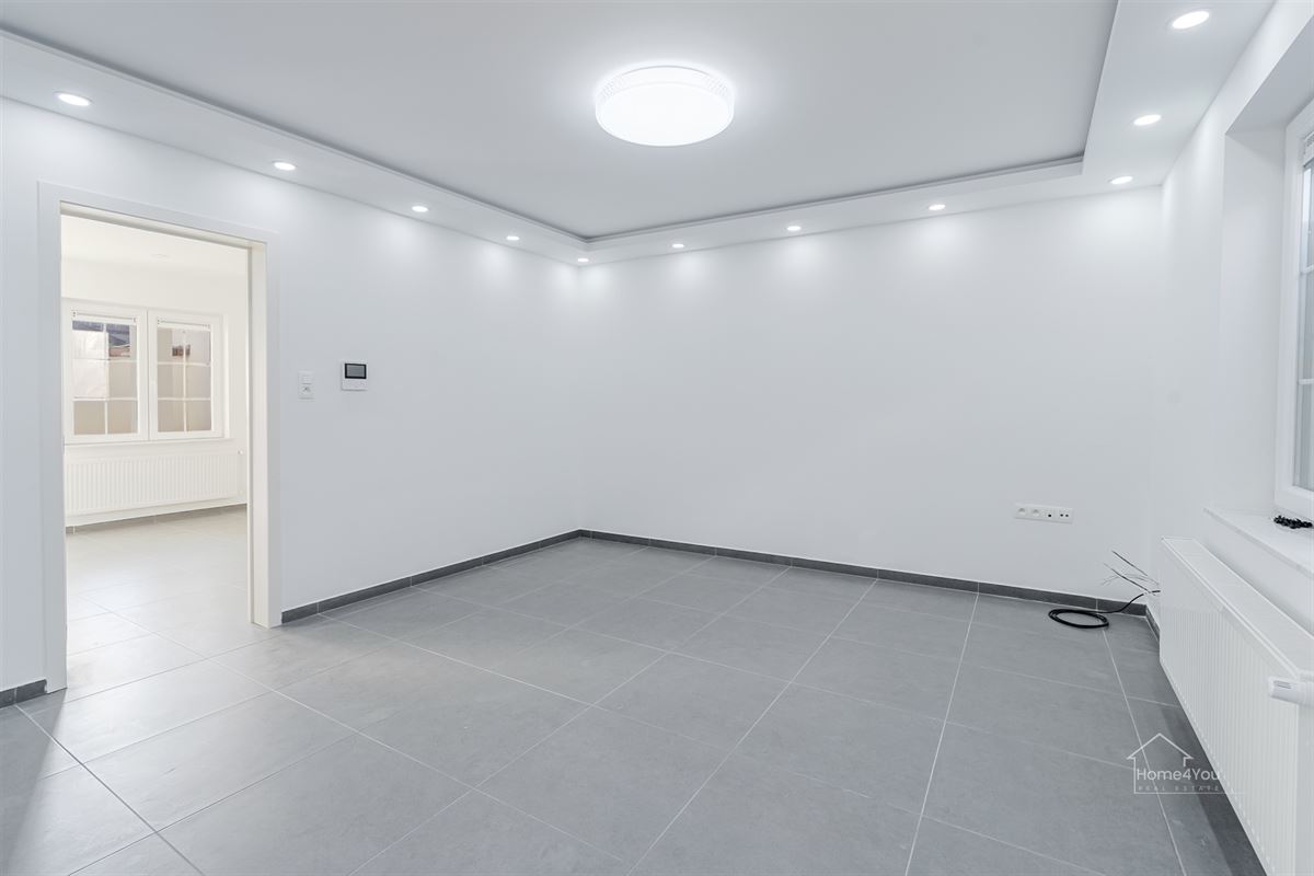 Volledig vernieuwd GLV appartement, terras en 2 slaapkamers 