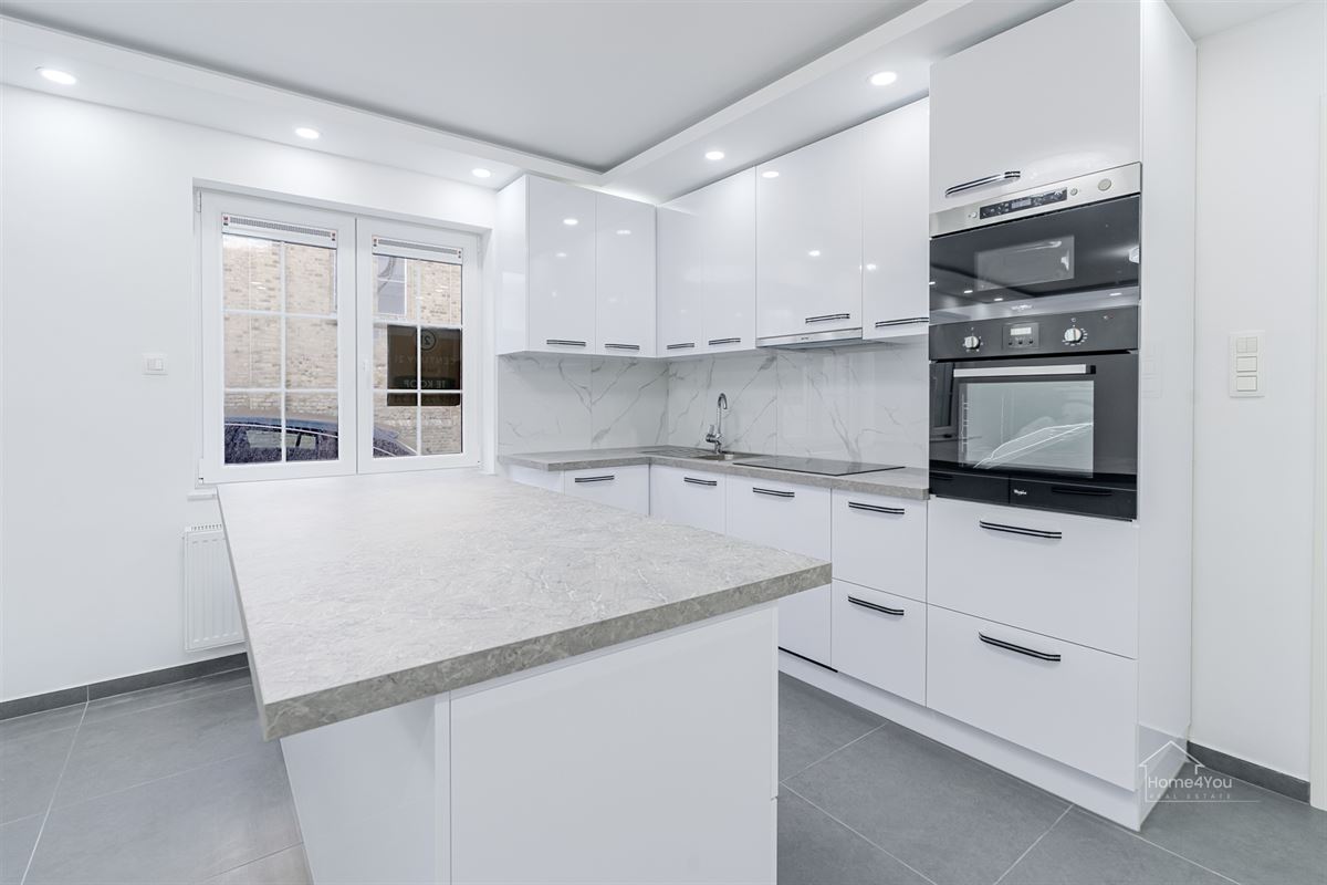 Volledig vernieuwd GLV appartement, terras en 2 slaapkamers 