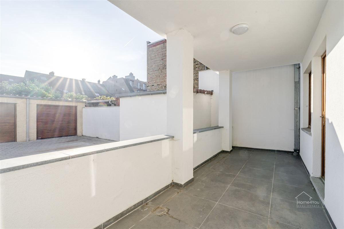 Volledig vernieuwd GLV appartement, terras en 2 slaapkamers 