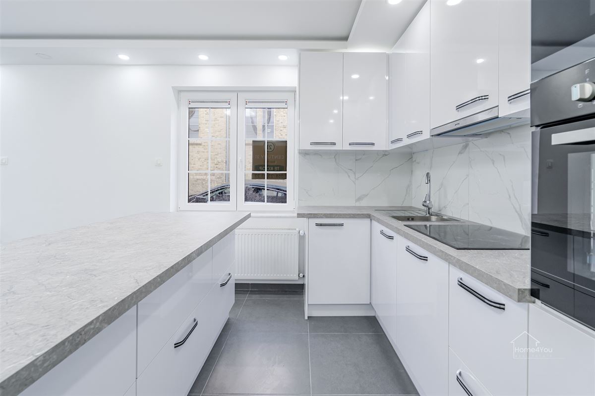 Volledig vernieuwd GLV appartement, terras en 2 slaapkamers 