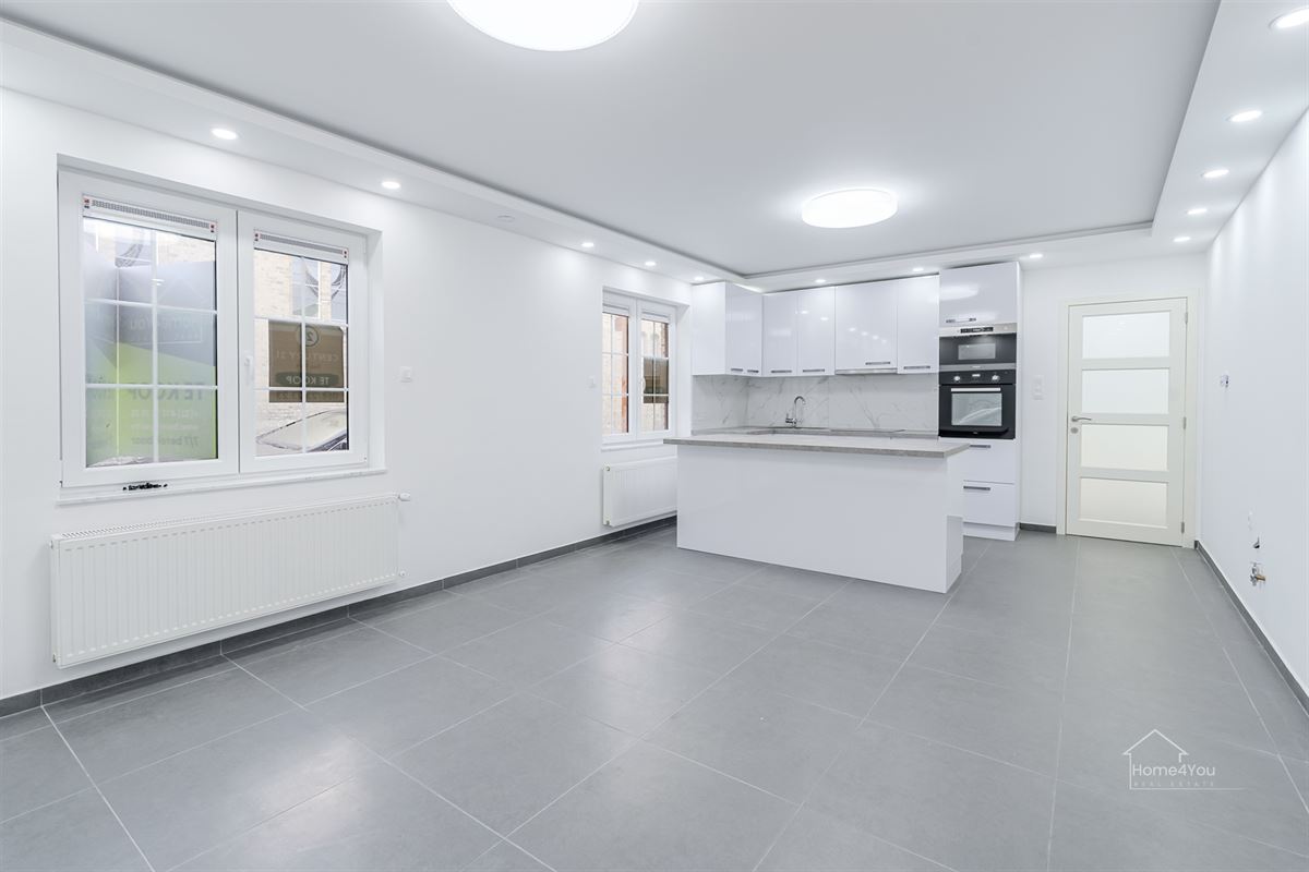 Volledig vernieuwd GLV appartement, terras en 2 slaapkamers 
