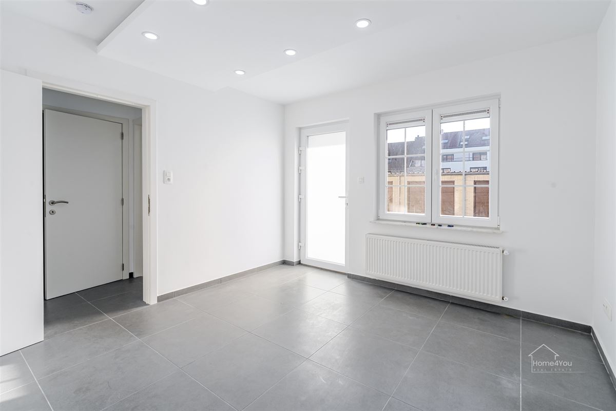 Volledig vernieuwd GLV appartement, terras en 2 slaapkamers 