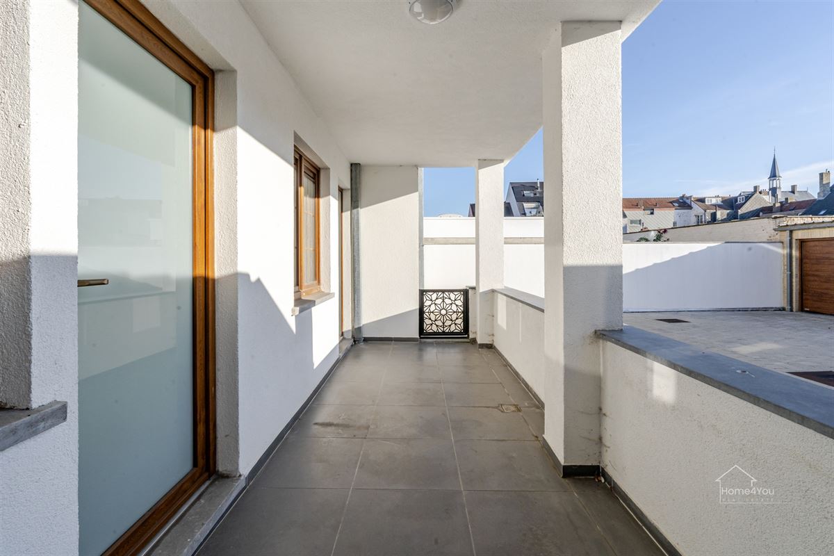 Volledig vernieuwd GLV appartement, terras en 2 slaapkamers 