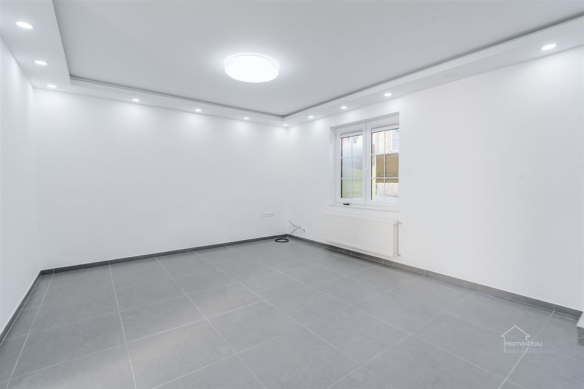 Volledig vernieuwd GLV appartement, terras en 2 slaapkamers 