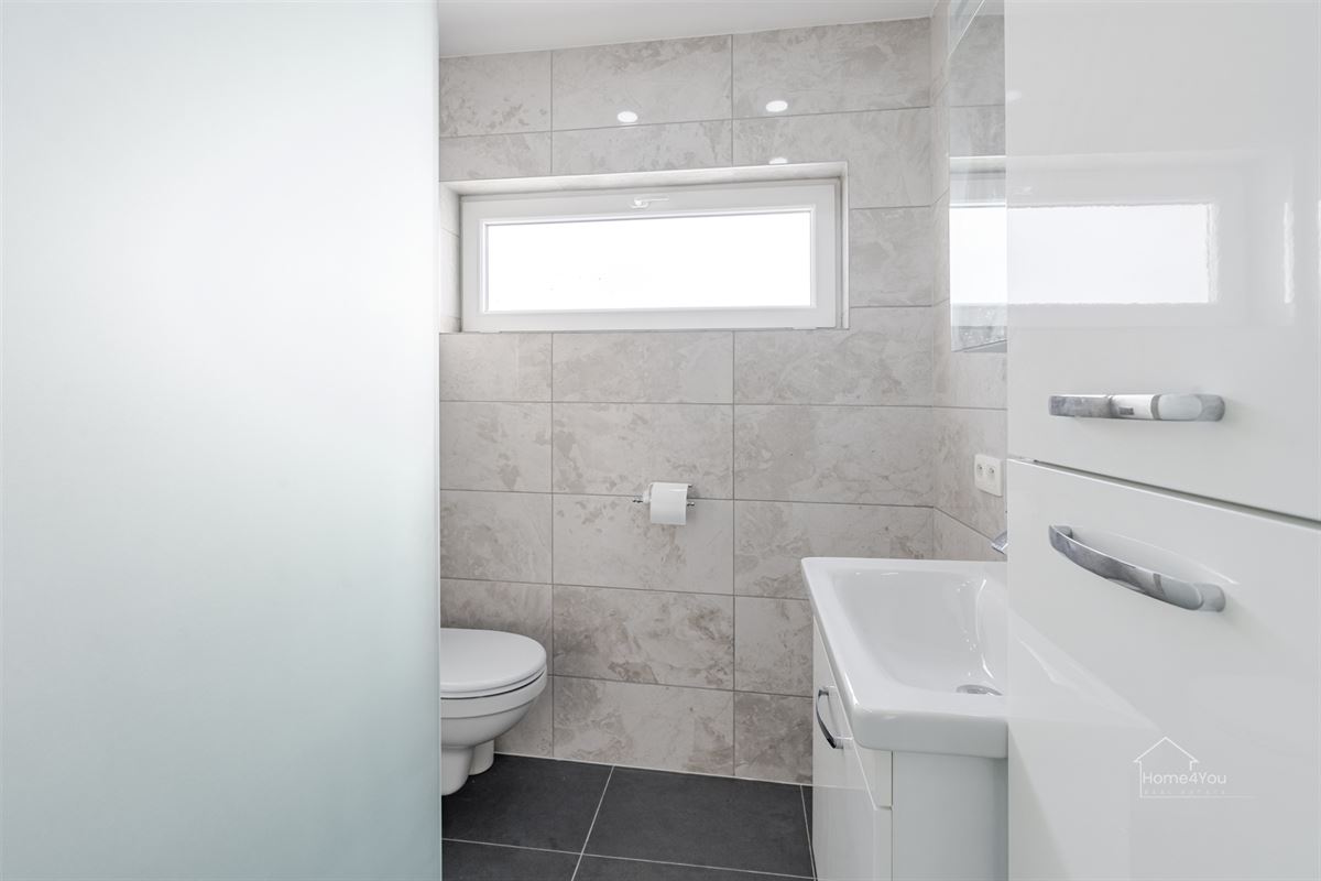 Volledig vernieuwd GLV appartement, terras en 2 slaapkamers 