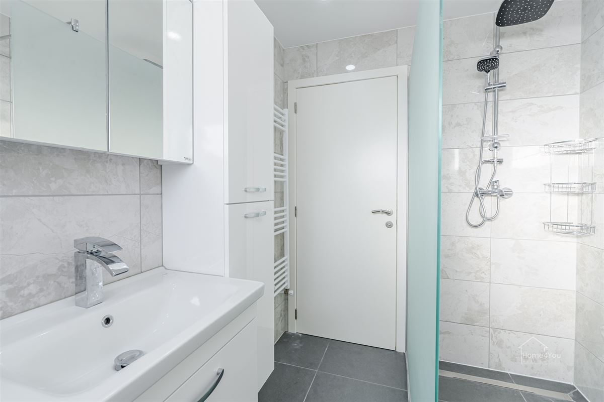 Volledig vernieuwd GLV appartement, terras en 2 slaapkamers 