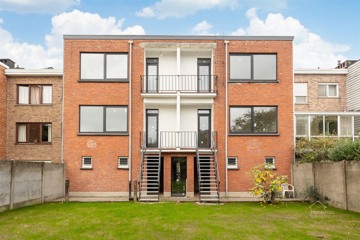 Gerenoveerd 2-slaapkamer appartement met terras in Borsbeek te koop!
