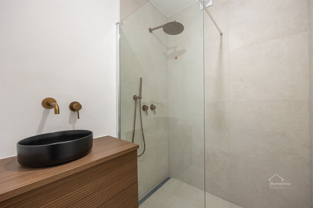 Gerenoveerd 2-slaapkamer appartement met terras in Borsbeek te koop!