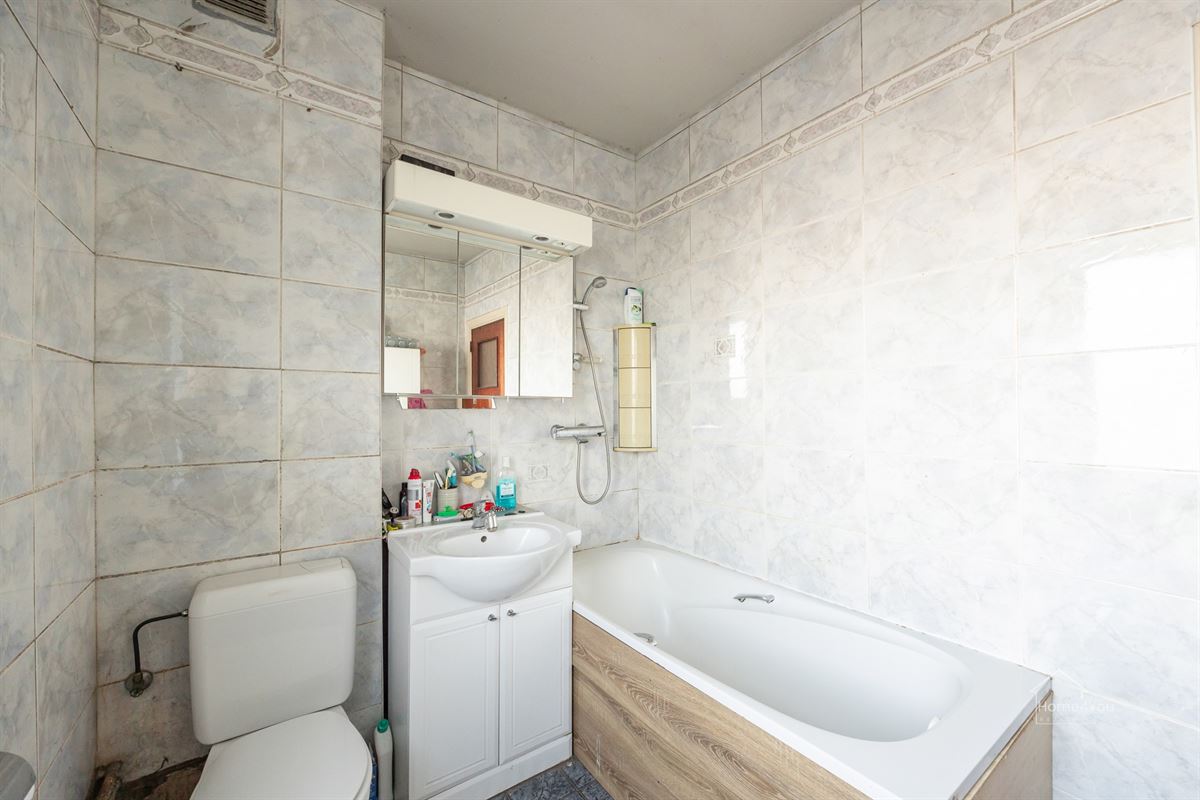 Op te frissen woning met zéér ruime extra zolder