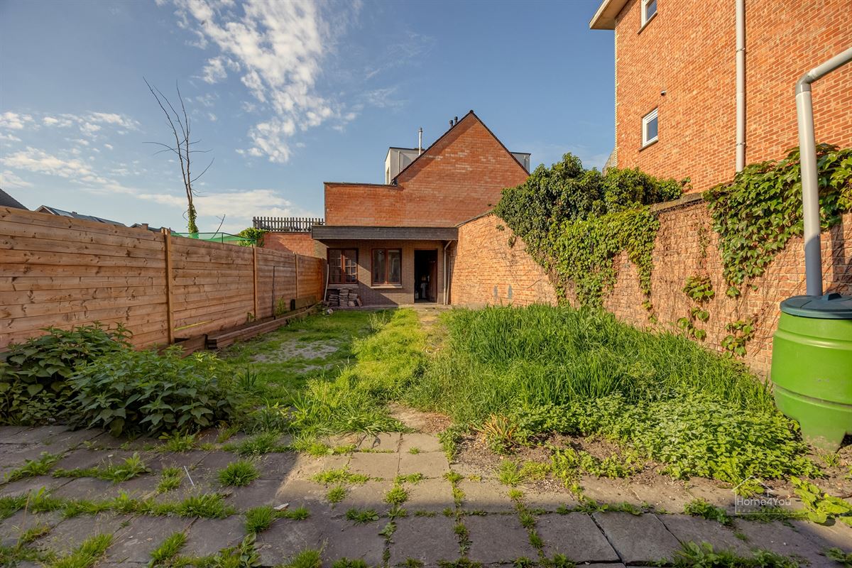 Op te frissen woning met zéér ruime extra zolder