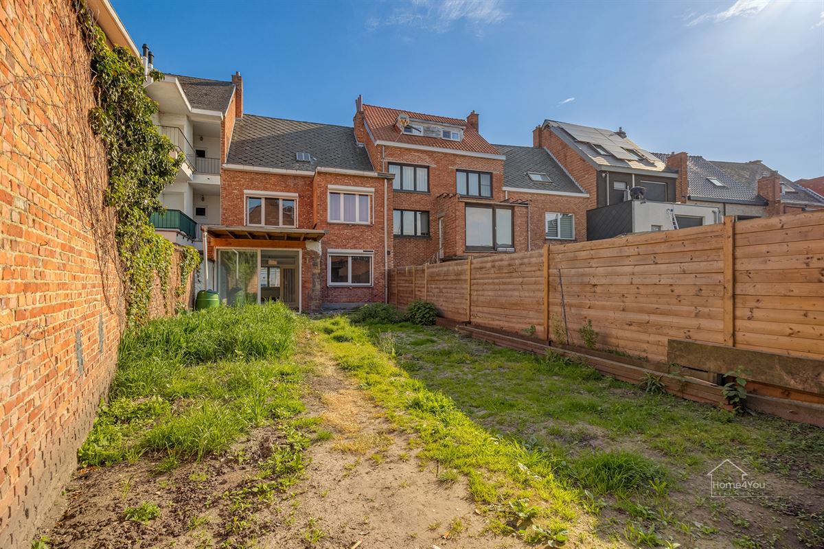 Op te frissen woning met zéér ruime extra zolder