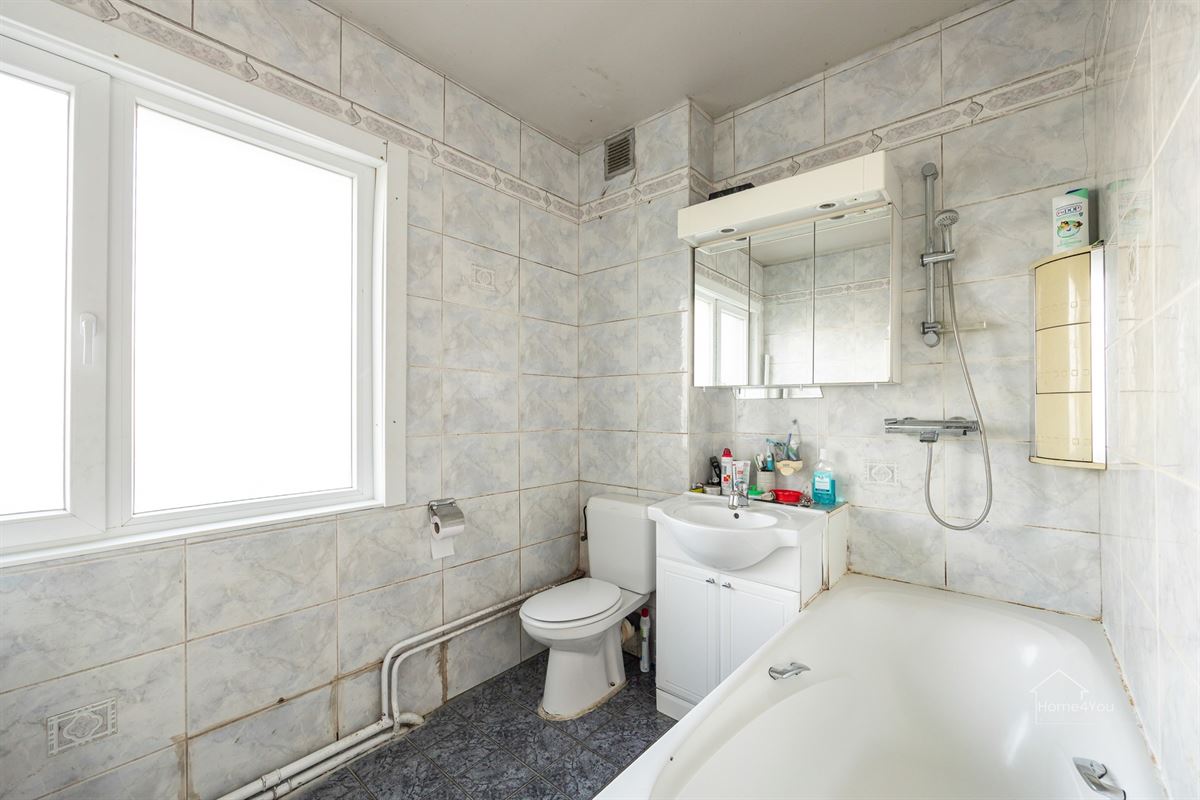 Op te frissen woning met zéér ruime extra zolder