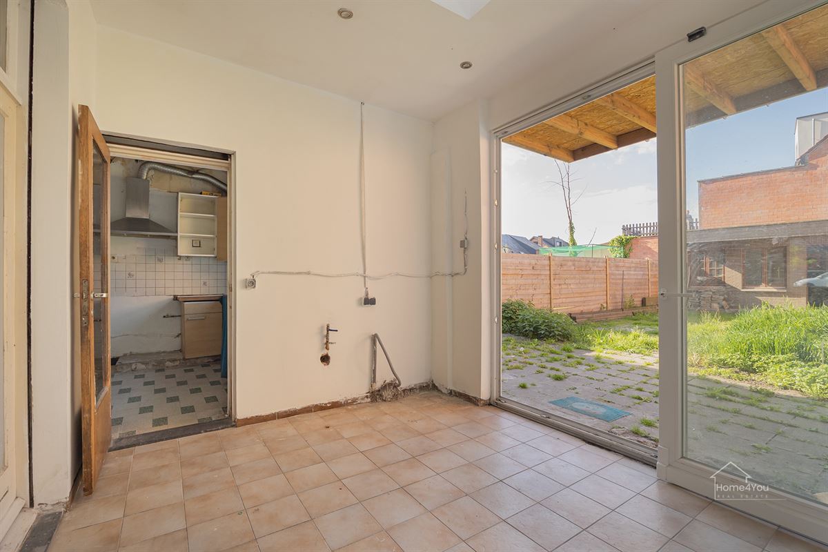 Op te frissen woning met zéér ruime extra zolder