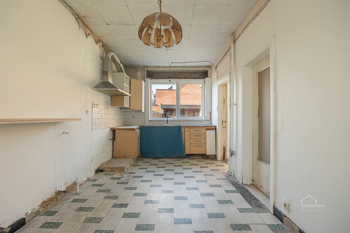 Op te frissen woning met zéér ruime extra zolder