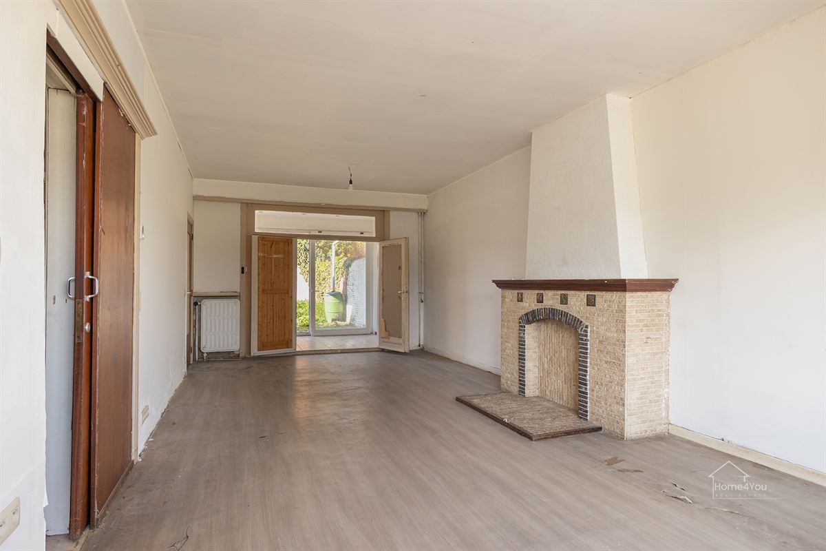 Op te frissen woning met zéér ruime extra zolder