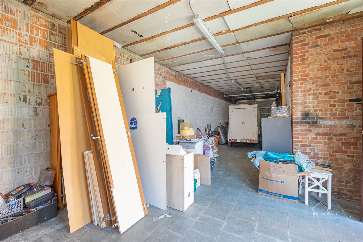 Op te frissen woning met zéér ruime extra zolder