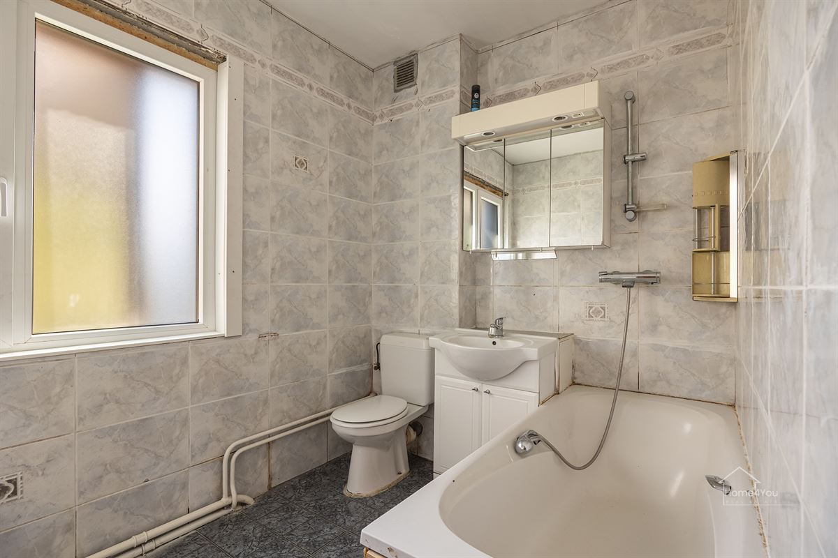 Op te frissen woning met zéér ruime extra zolder