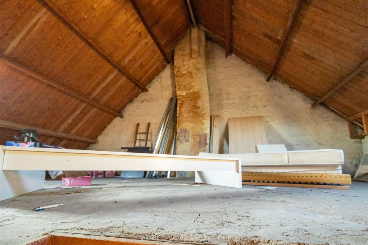 Op te frissen woning met zéér ruime extra zolder
