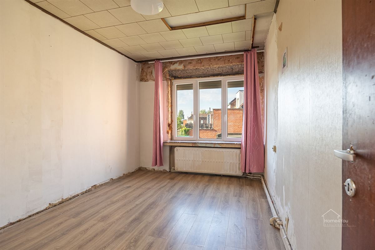 Op te frissen woning met zéér ruime extra zolder