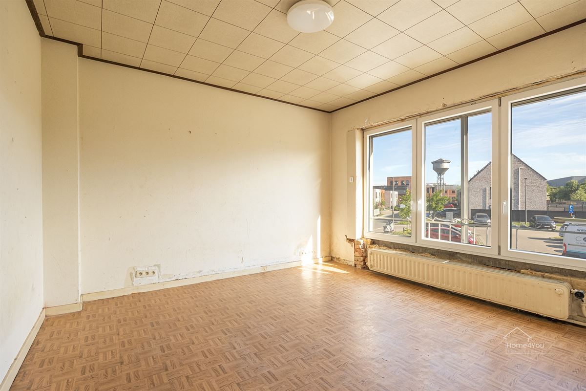 Op te frissen woning met zéér ruime extra zolder