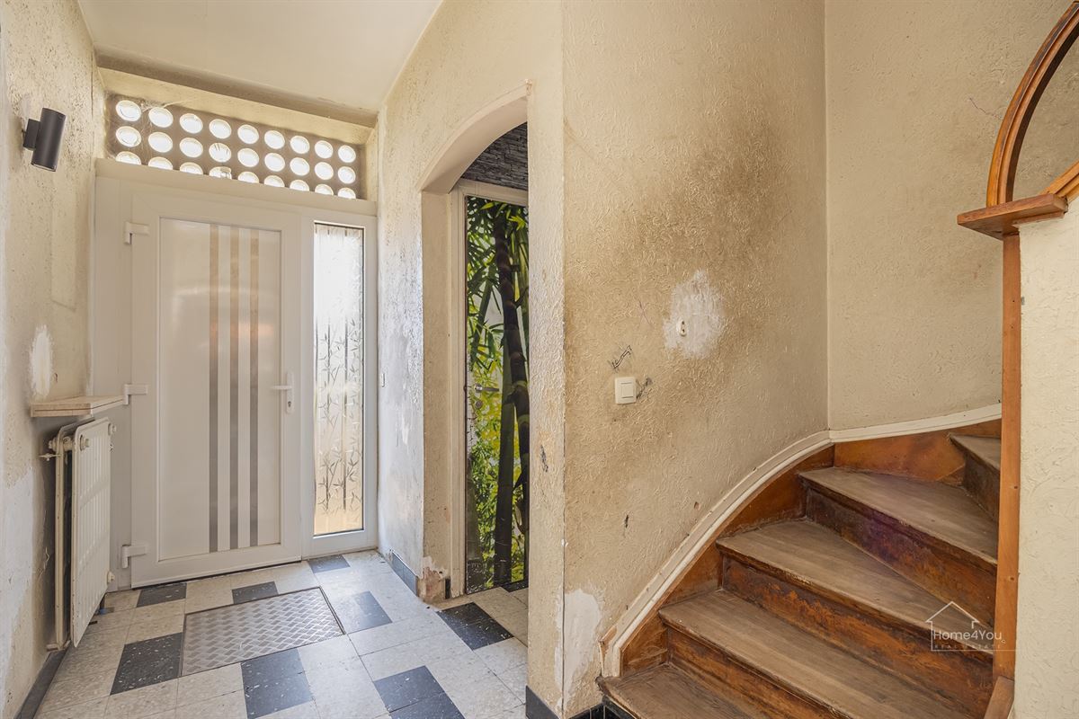 Op te frissen woning met zéér ruime extra zolder