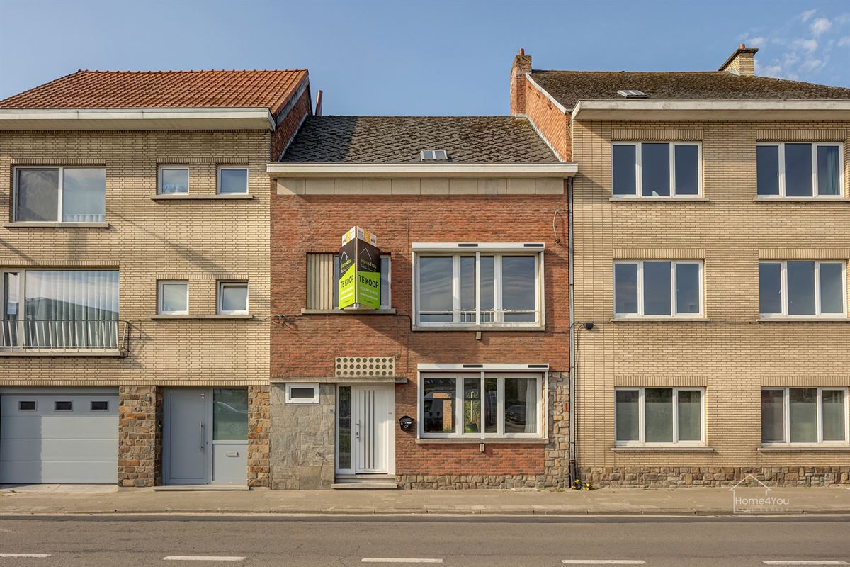 Op te frissen woning met zéér ruime extra zolder