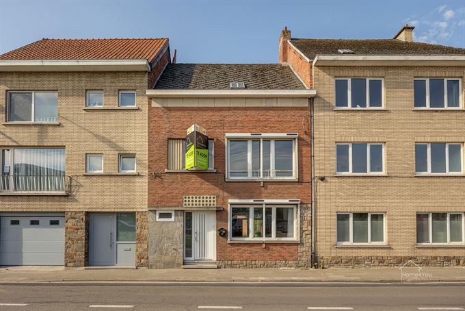 Op te frissen woning met zéér ruime extra zolder