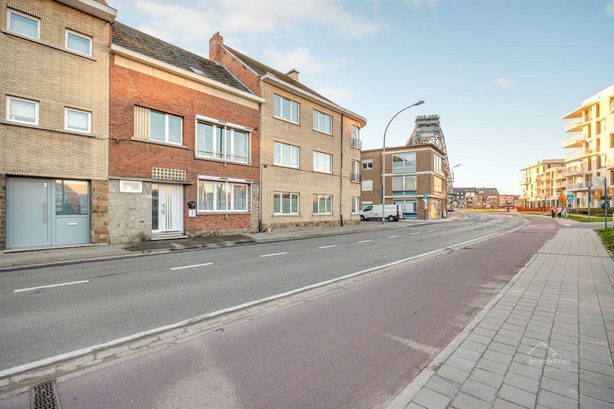 Op te frissen woning met zéér ruime extra zolder