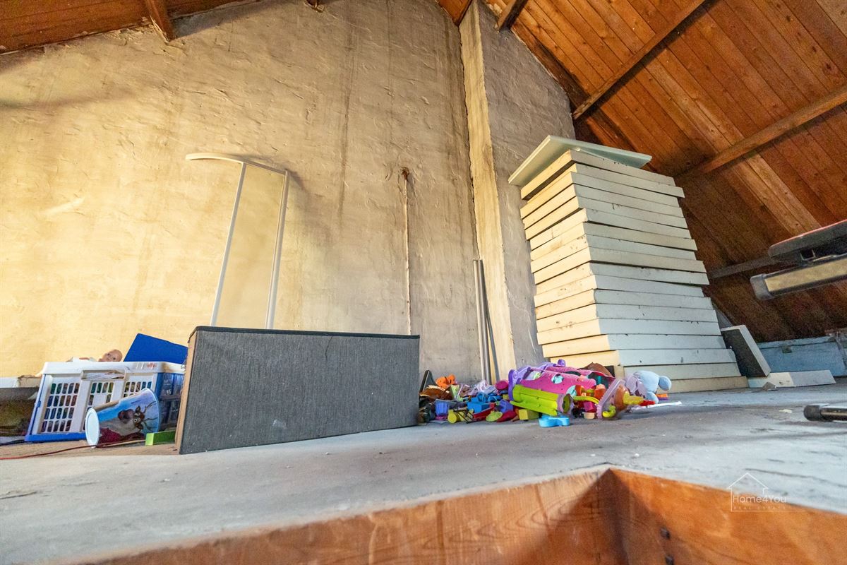 Op te frissen woning met zéér ruime extra zolder