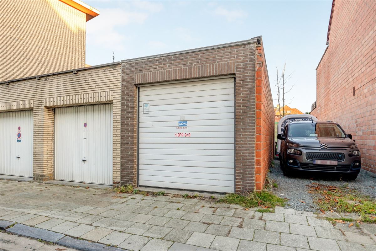 Op te frissen woning met zéér ruime extra zolder
