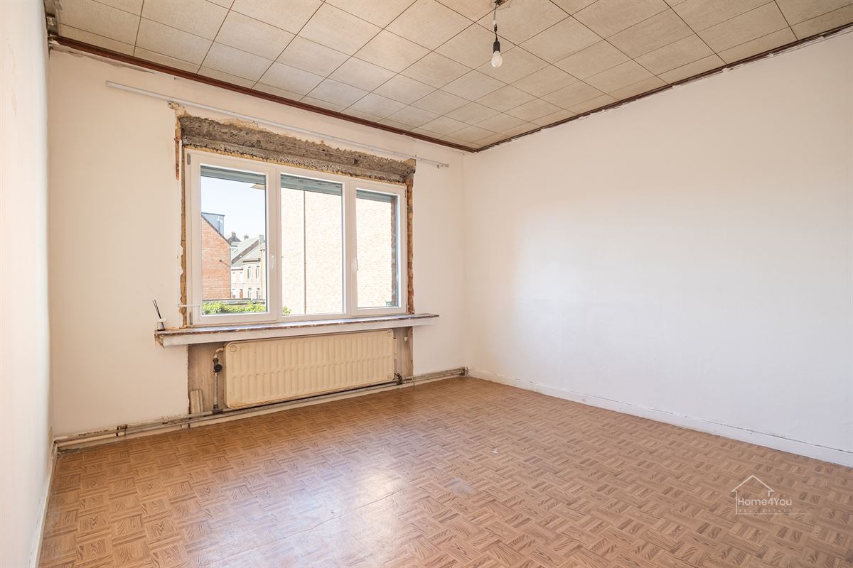 Op te frissen woning met zéér ruime extra zolder