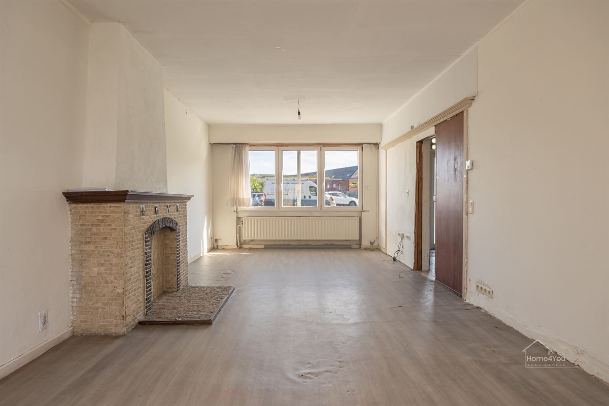 Op te frissen woning met zéér ruime extra zolder