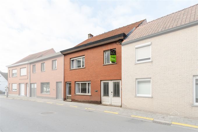 Ruime rijwoning met potentieel op het dorp!