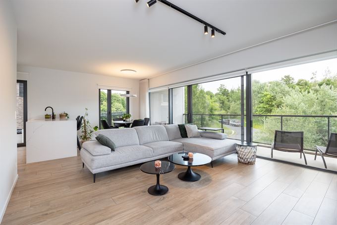 Hoogwaardig kwalitatief afgewerkt appartement met ruim terras en auto staanplaats