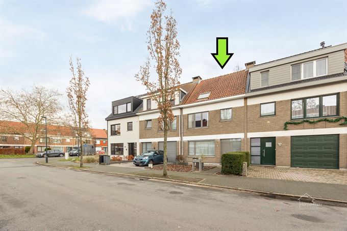 Ruime rijwoning op toplocatie met zongerichte tuin