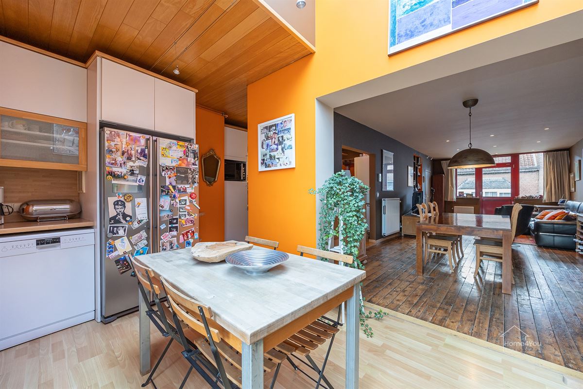 Veelzijdig handelshuis met ruim duplex appartement