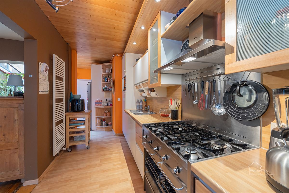 Veelzijdig handelshuis met ruim duplex appartement