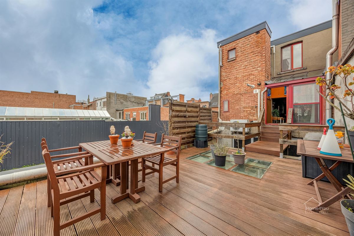 Veelzijdig handelshuis met ruim duplex appartement