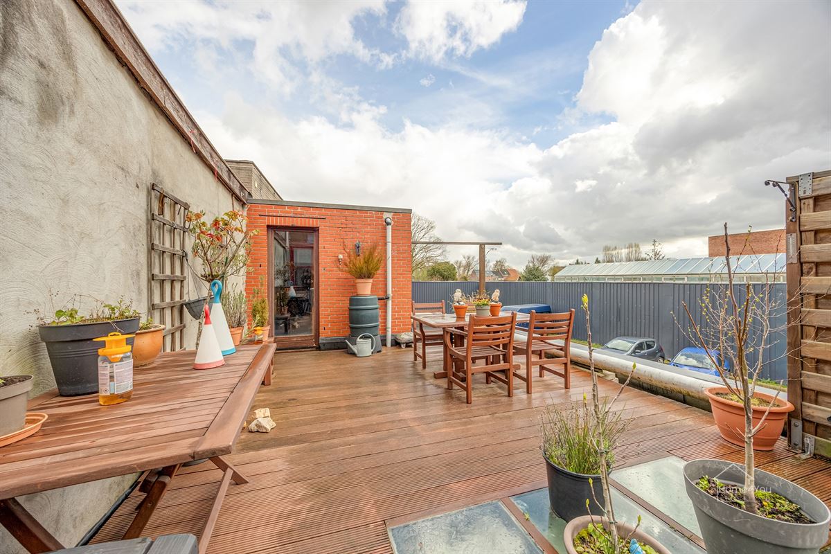 Veelzijdig handelshuis met ruim duplex appartement