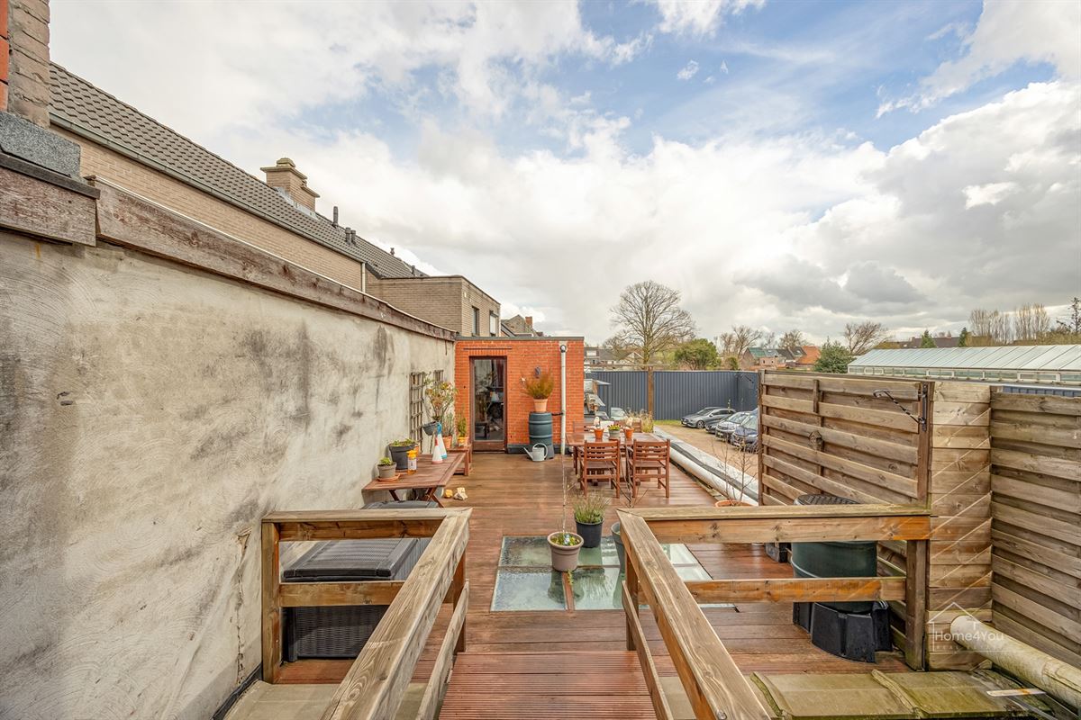 Veelzijdig handelshuis met ruim duplex appartement