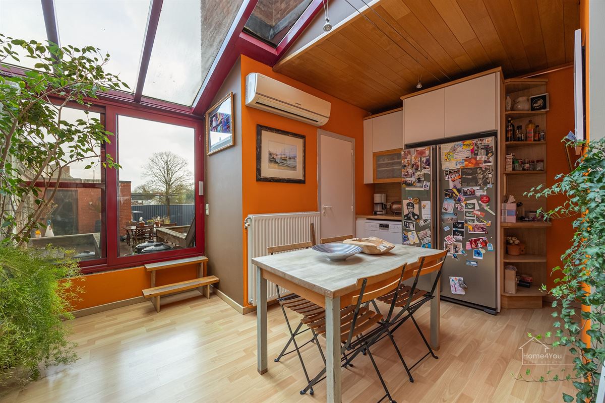 Veelzijdig handelshuis met ruim duplex appartement