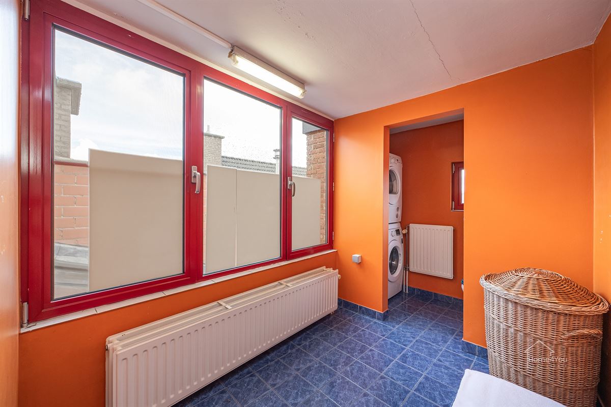 Veelzijdig handelshuis met ruim duplex appartement