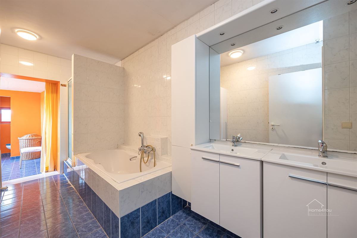 Veelzijdig handelshuis met ruim duplex appartement