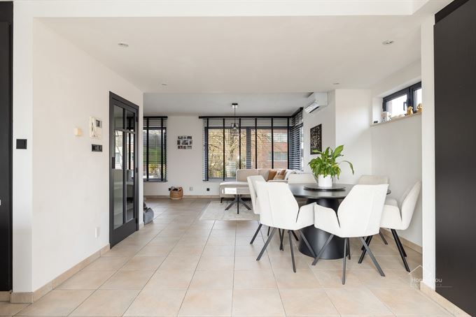 Gerenoveerd duplexappartement met privé-ingang en terras