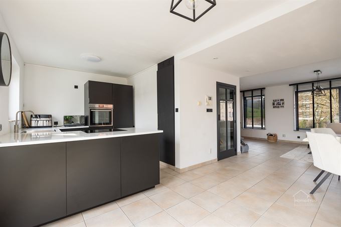 Gerenoveerd duplexappartement met privé-ingang en terras